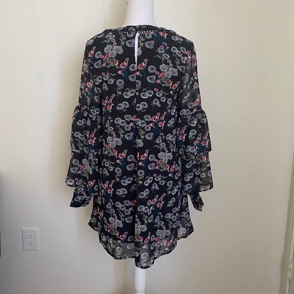 🏷 LULUS Floral print dress - Picture 4 of 10